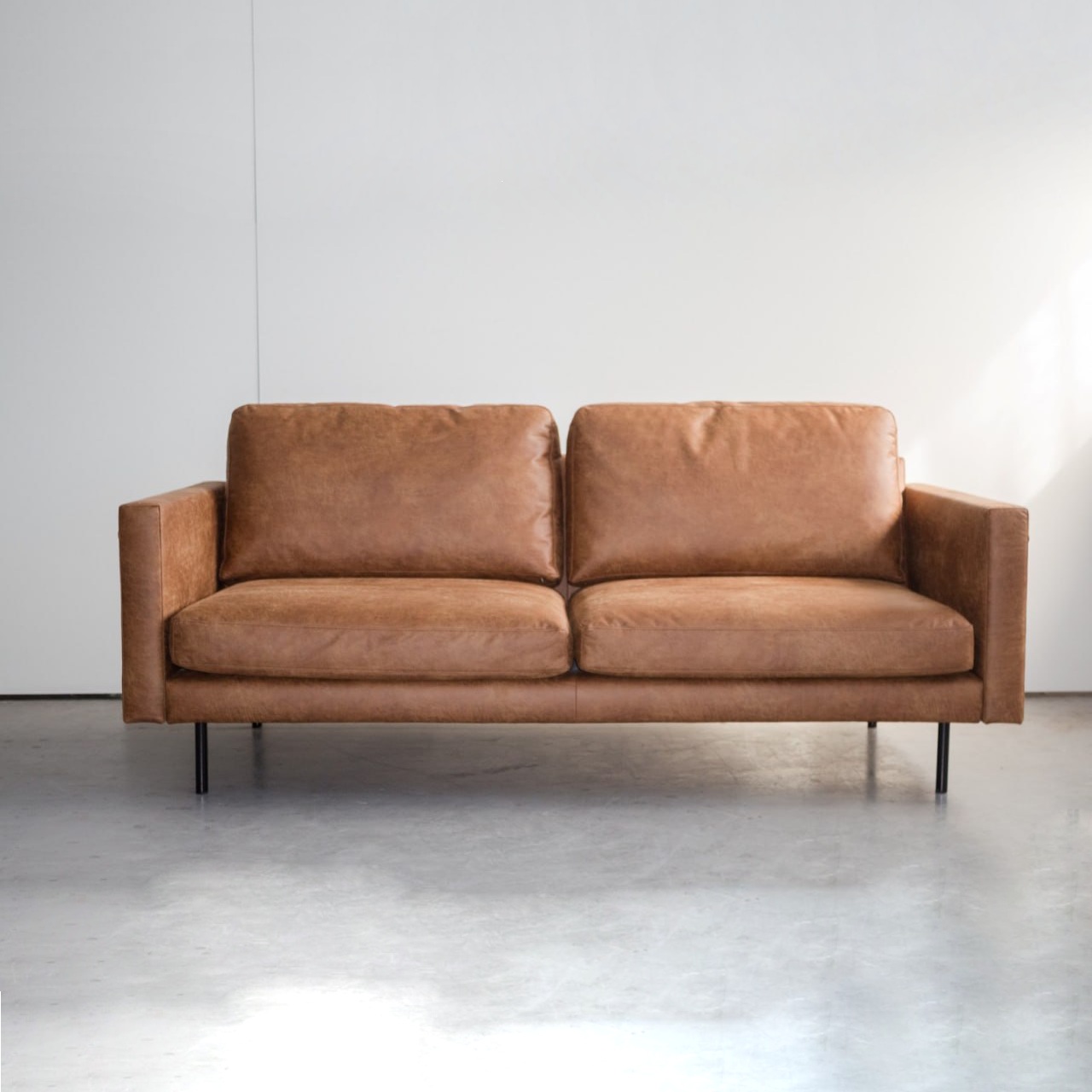 Стильний прямий диван Turku 3-seater на металевих ніжках